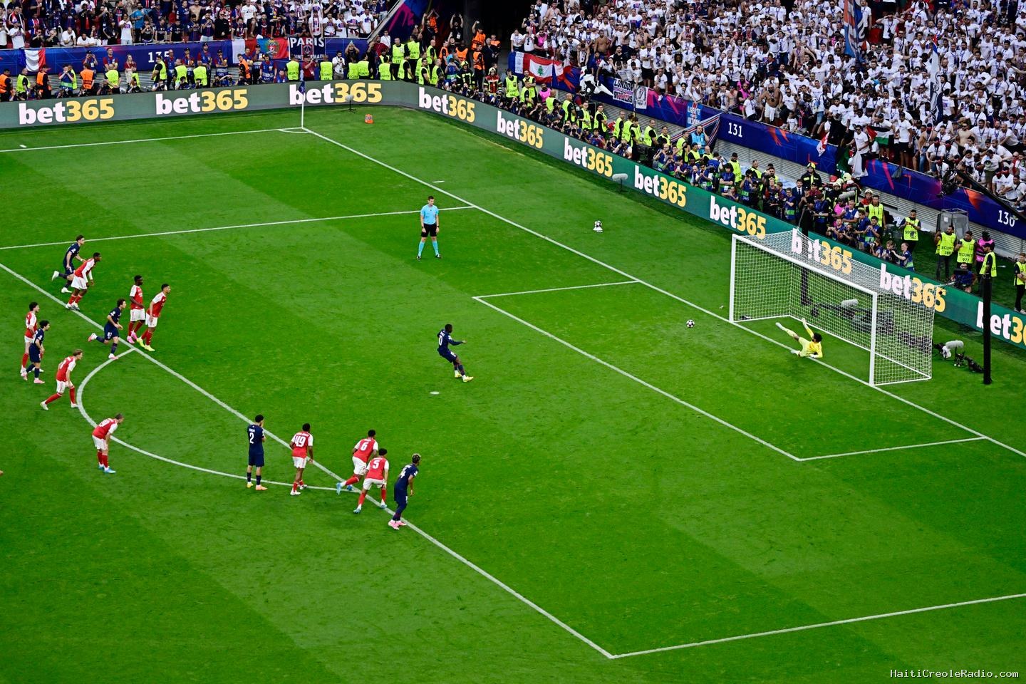 PSG-Arsenal : le penalty de Dembélé après la faute de Mosquera sur Kvaratskhelia