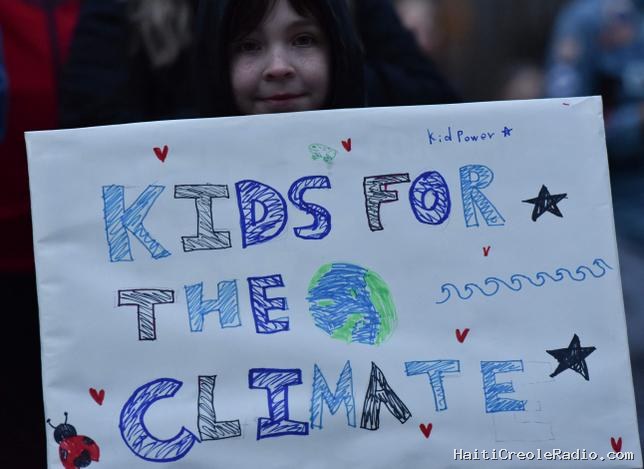 Quinze jeunes Canadiens attaquent l’État pour inaction climatique