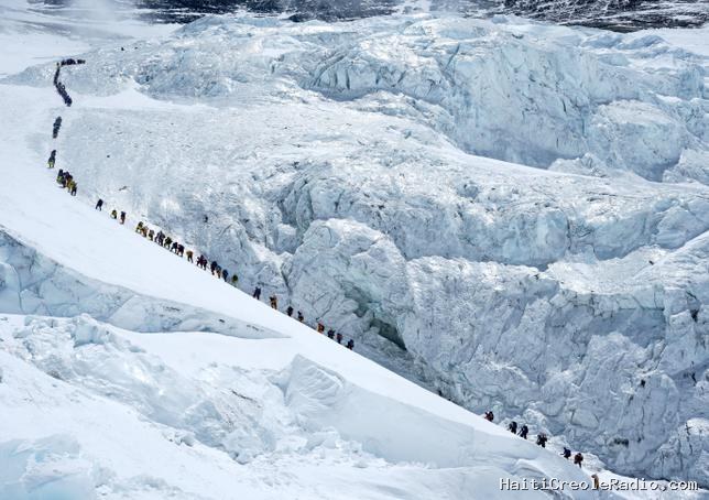 Record au Népal : 274 alpinistes ont gravi l’Everest en une seule journée