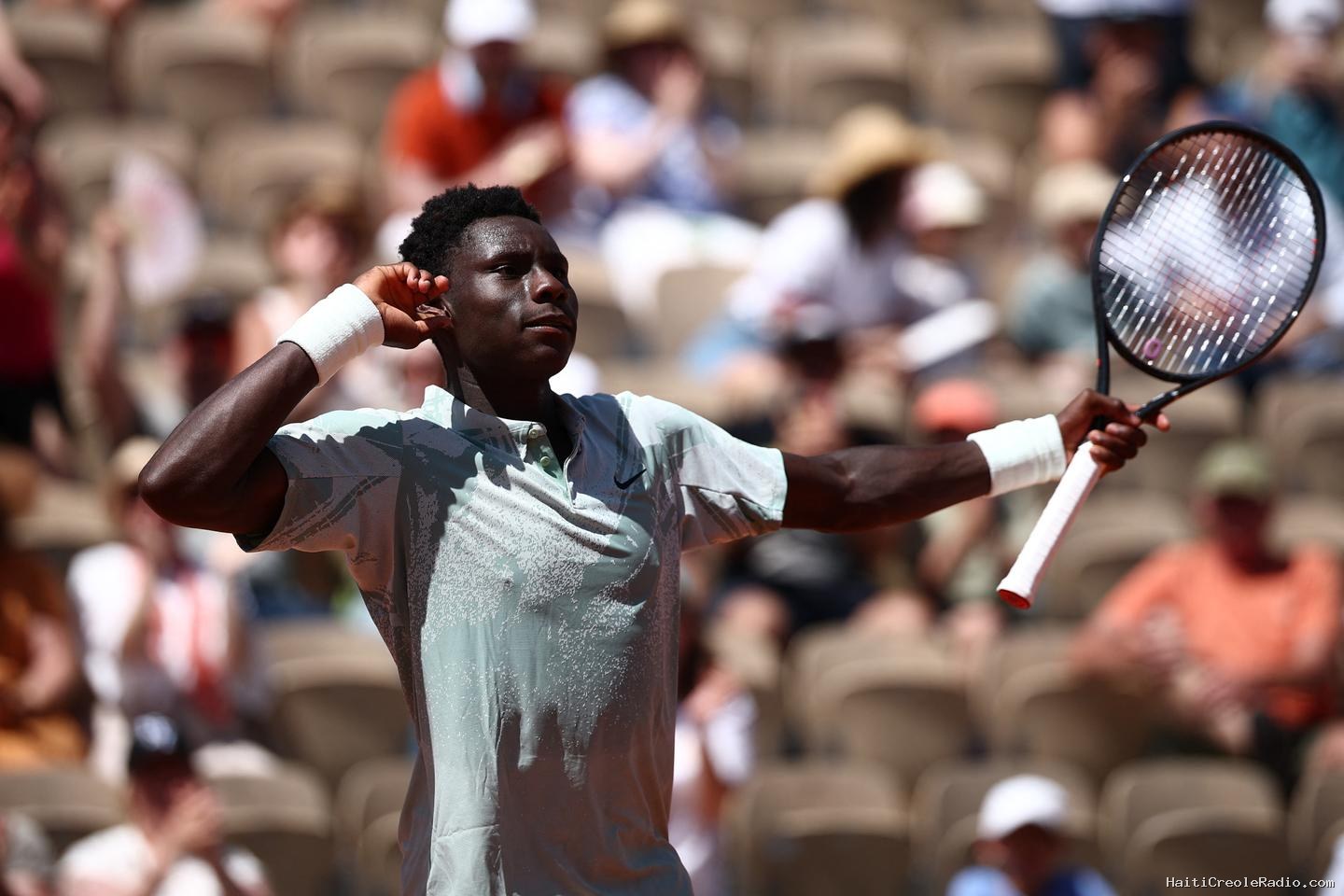 Roland-Garros 2026 : Moïse Kouamé, 17 ans, « ultraphysique » et d’un flegme olympien, fait sensation pour ses grands débuts