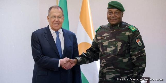 Sergueï Lavrov, ministre des affaires étrangères russe, en visite au Niger, dit vouloir poursuivre le « soutien » militaire aux Etats du Sahel