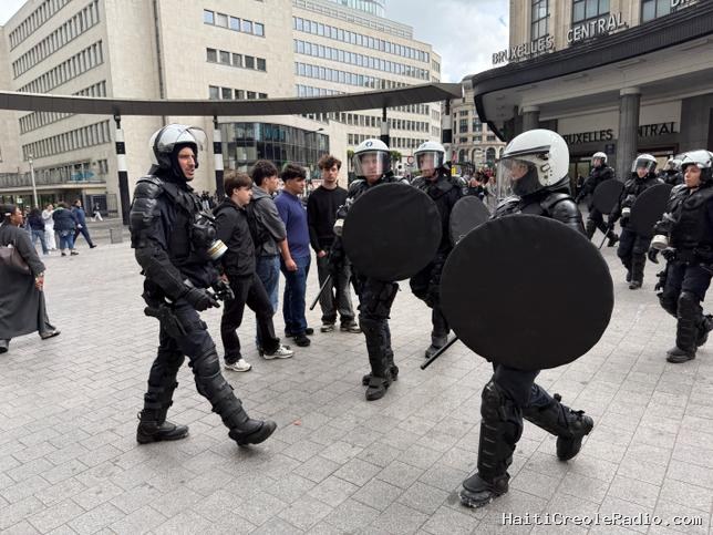 Travailler plus pour gagner la même chose : enseignants et élèves manifestent à Bruxelles