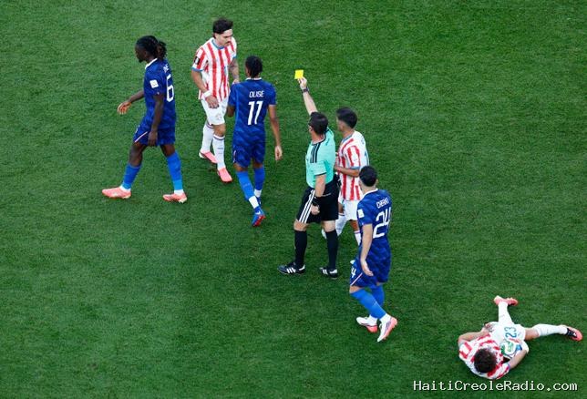 “Une honte !” : du Monténégro à Hong Kong, la presse tire à boulets rouges sur l’arbitre de France-Paraguay