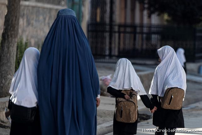Une nouvelle loi talibane piège les filles mariées de force : quand le silence vaut un oui