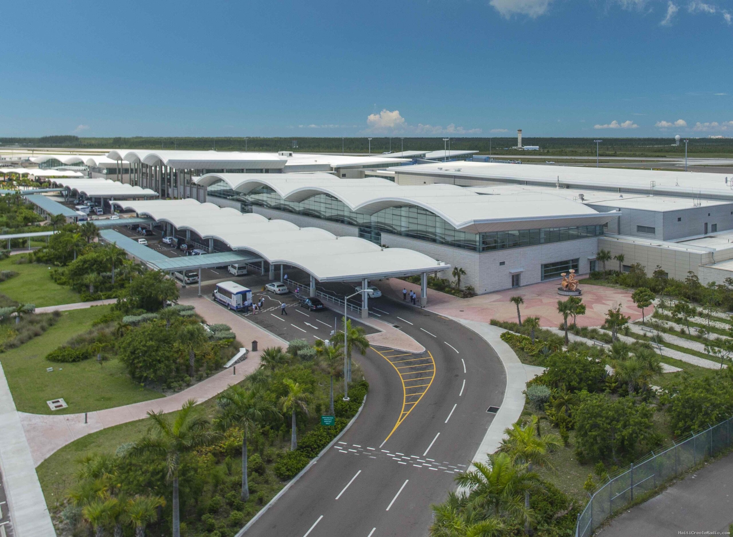 Une passagère à destination de Cap-Haïtien arrêtée aux Bahamas avec près de 74 000 dollars dissimulés dans un sachet de farine
