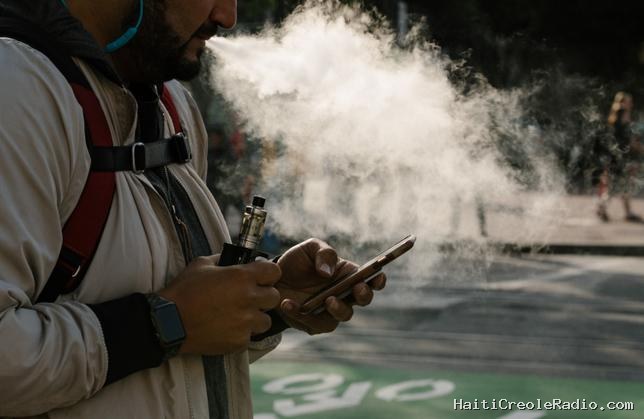 Vapoter au lieu d’arrêter le tabac n’est pas sans risque